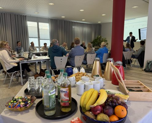STERNBERG Anwendertreffen 2025 in Bielefeld Catering, Tisch mit Kaffee, Kuchen, Obst, Tee und Getränken.