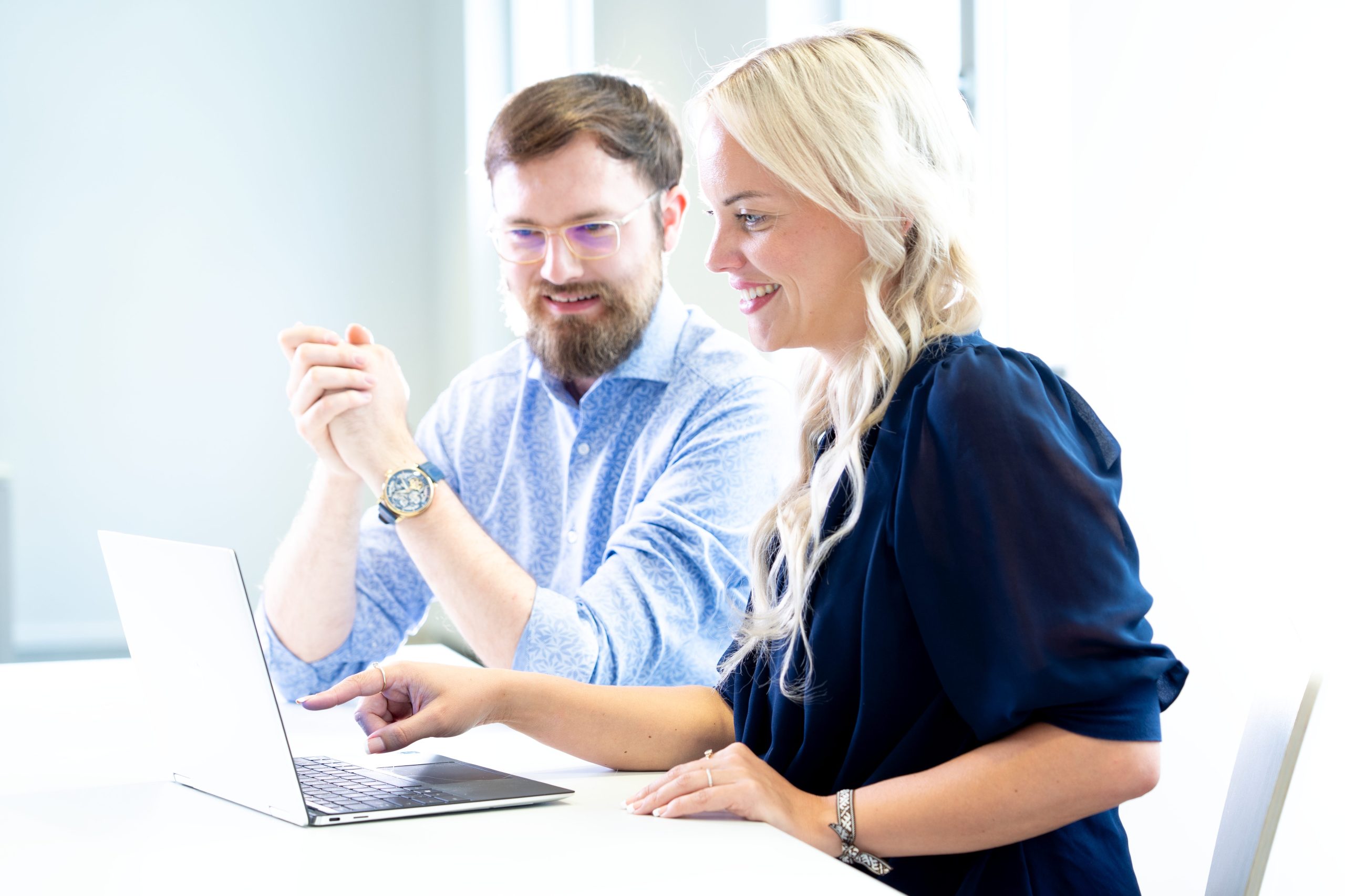 STERNBERG Personen mit Laptop